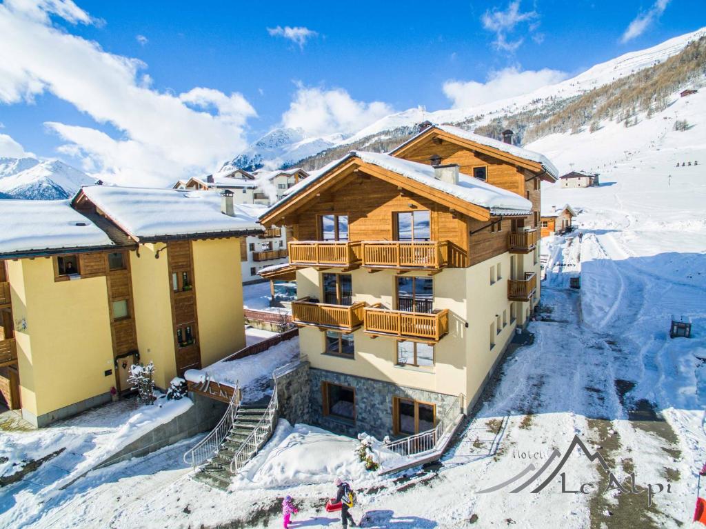 利维尼奥Hotel Le Alpi的雪中山间滑雪小屋