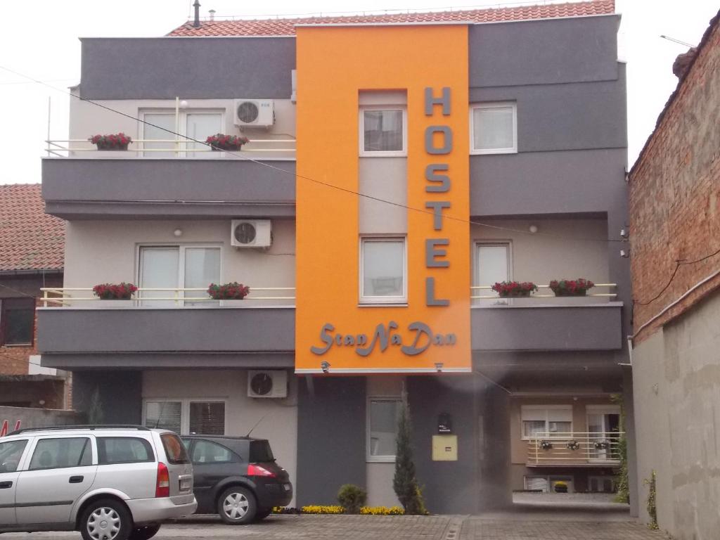 沙巴茨Hostel StanNaDan的一边有橙色标志的建筑