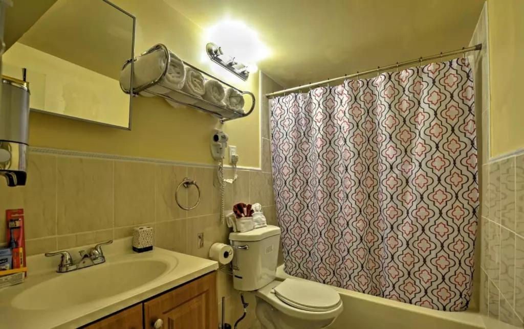 布朗克斯Two Bedroom Apartment - North East Bronx的浴室配有卫生间、盥洗盆和淋浴。