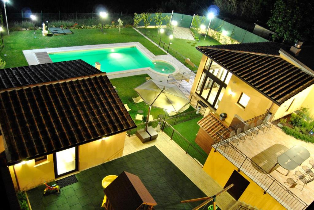 布鲁法Appartamenti Brufa Civico 13/17的享有带游泳池的别墅的顶部景致