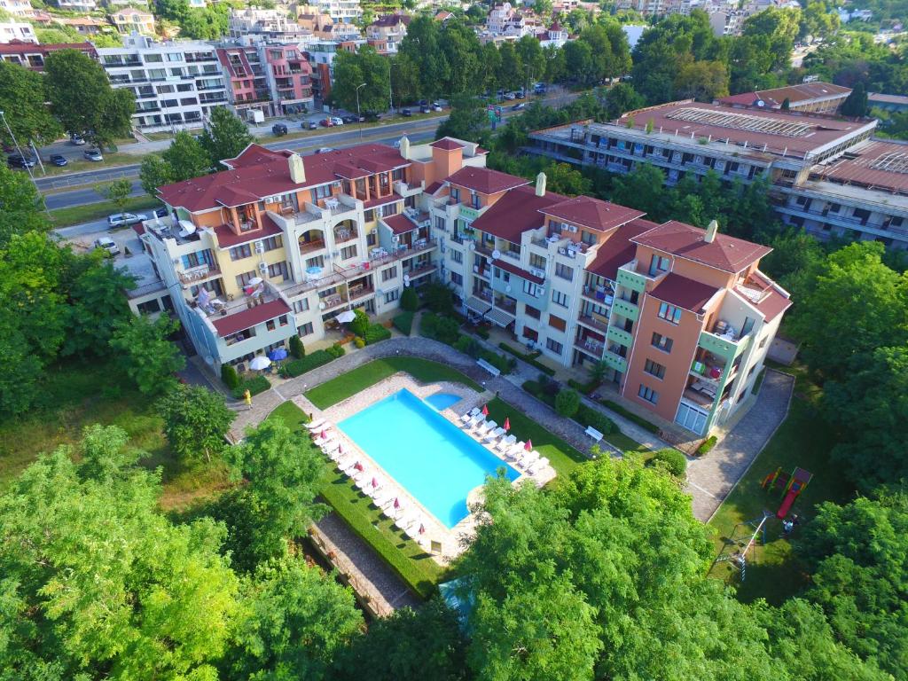 瓦尔纳内什科夫海洋公园酒店的享有带游泳池的建筑的空中景致