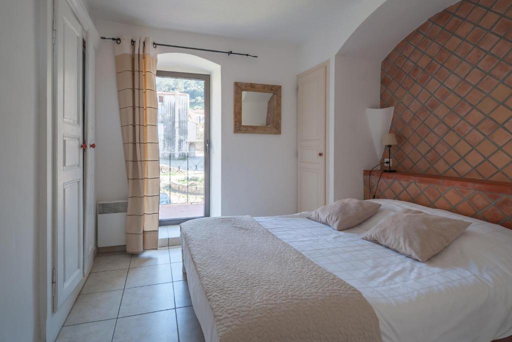 卡伦扎纳locations calenzana的一间卧室设有一张大床和一个窗户。