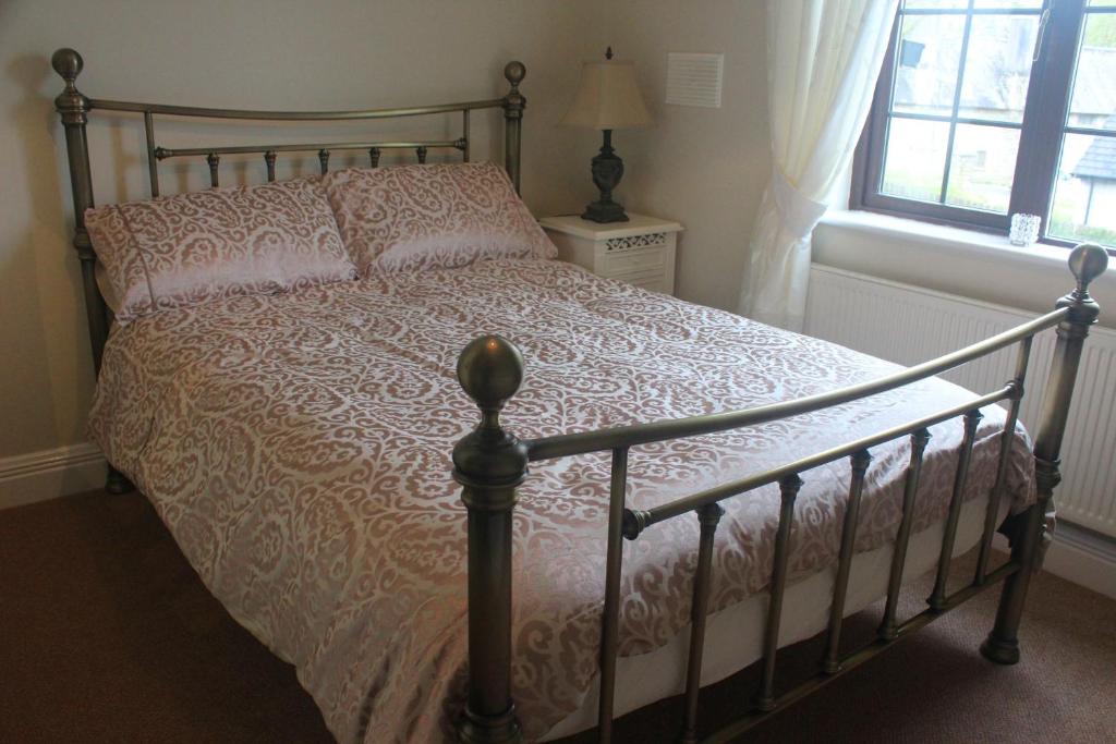 莫希尔Lough Rynn House的一间卧室设有一张床和一个窗口