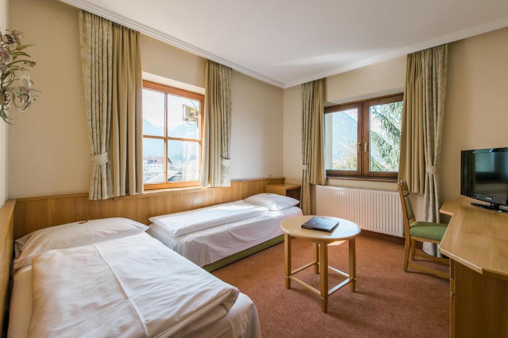 萨尔察赫河畔戈灵瑞特旅馆的酒店客房设有两张床和电视。