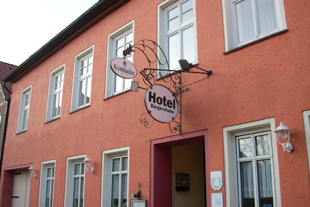 希察克尔Hotel Bürgerstube的上面有酒店标志的红色建筑