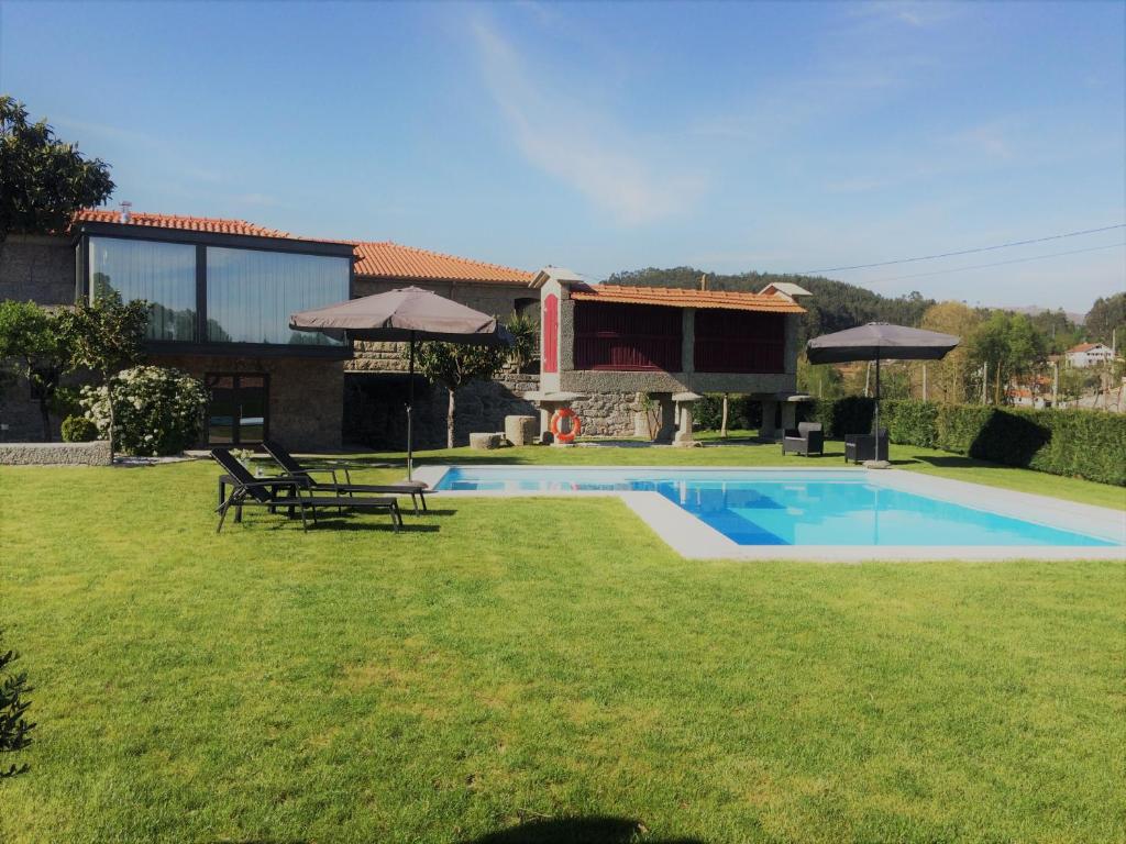 维埃拉·多米尼奥Casa do Sobreira的一个带游泳池和房子的庭院