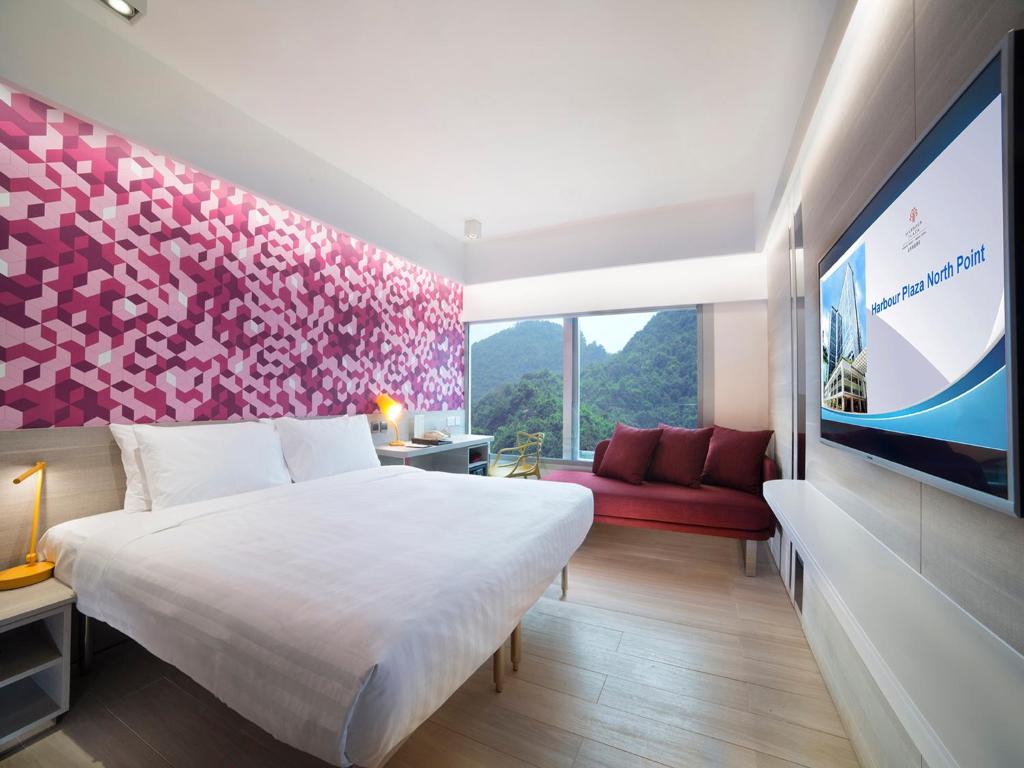 香港北角海逸酒店的酒店客房设有一张大床和一台电视机。