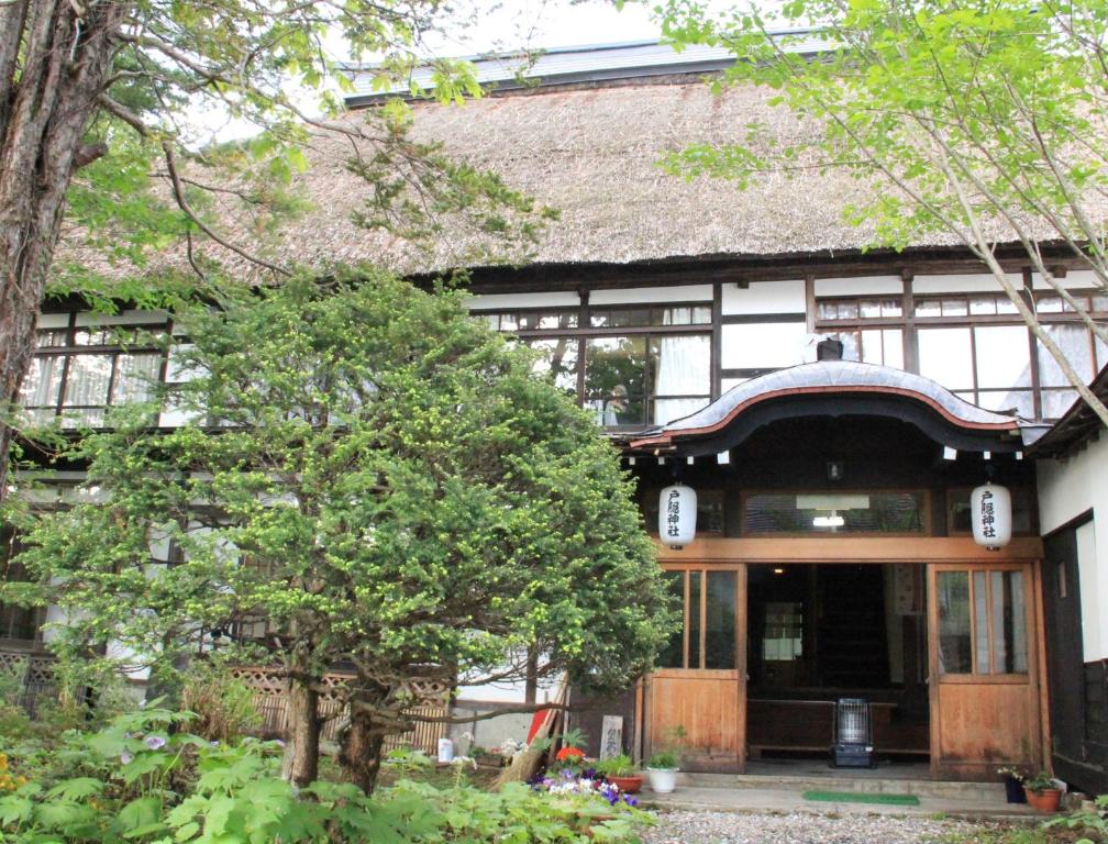 长野横仓日式旅馆的日式房屋,拥有茅草屋顶