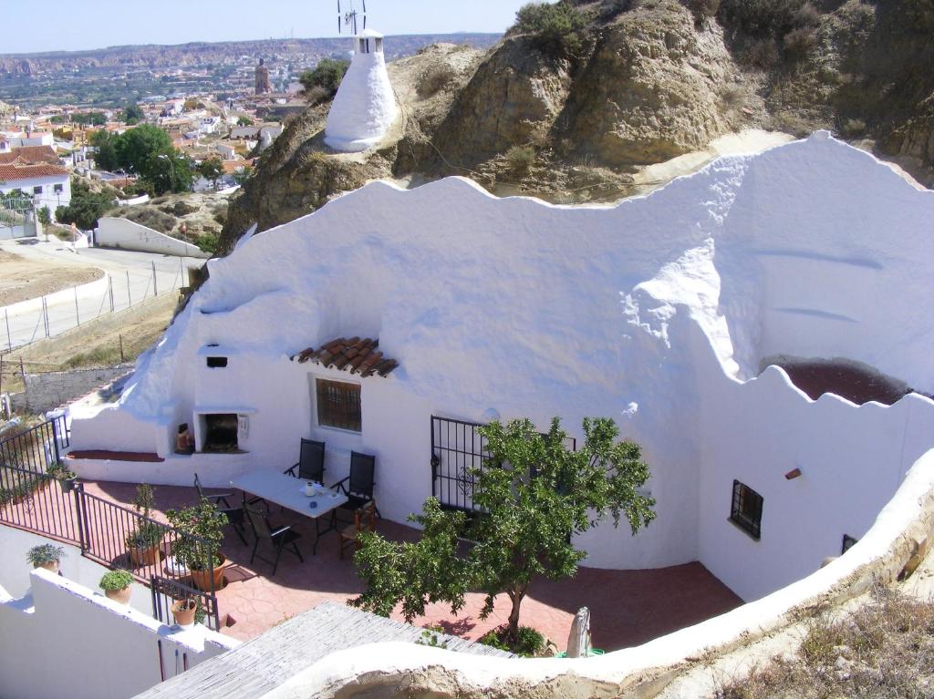 瓜迪克斯Casa Cueva Guadix的一边有洞的房子