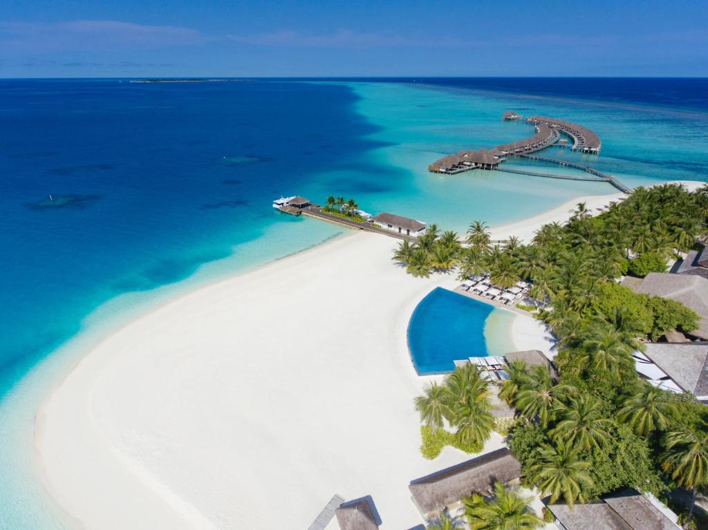 南马累环礁马尔代夫环球度假村的蓬塔卡纳高级度假村享有海滩的空中景致