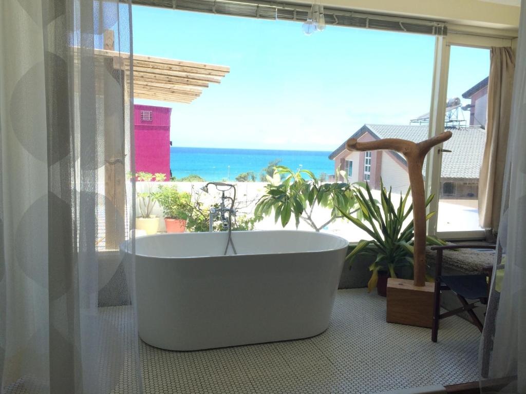 鹅銮鼻垦丁 日光●寓的海景客房内的浴缸