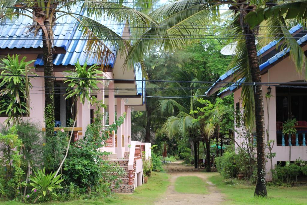 林信查瓦特度假酒店的前面有棕榈树的房子