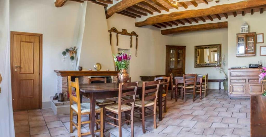 圣吉米纳诺Il Vicario的厨房以及带桌椅的用餐室。