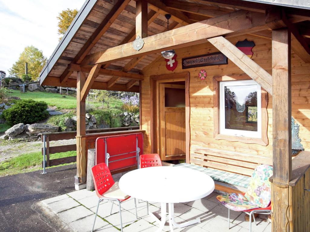 UrbergKomfortable Ferienwohnung im Schwarzwald的小屋配有白色的桌子和椅子