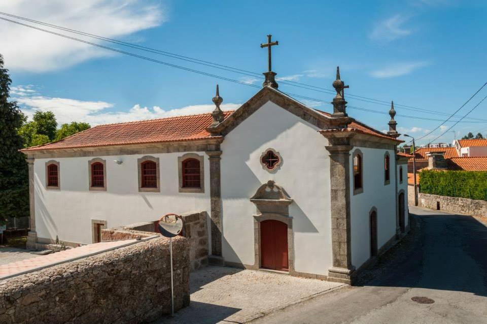 SobrosaCasa da Torre的一座白色的小教堂,有红门