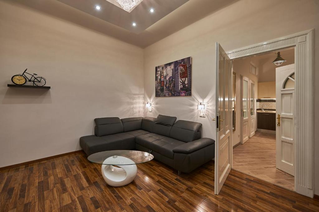 布达佩斯Parliament Apartment的客厅配有沙发和桌子