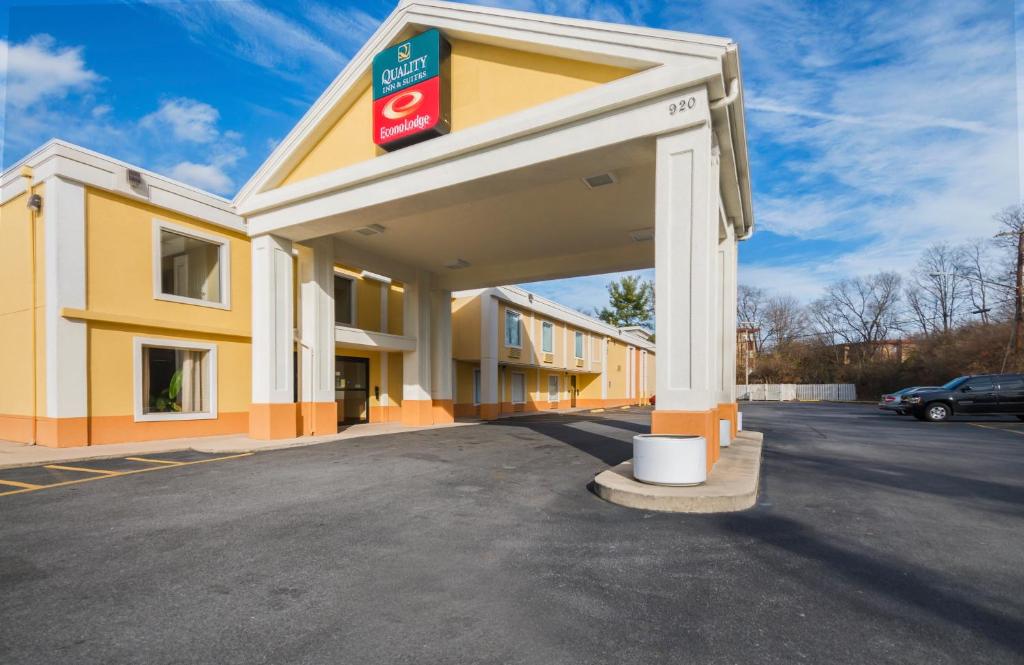 黑格斯敦Econo Lodge Hagerstown I-81的停车场的加油站