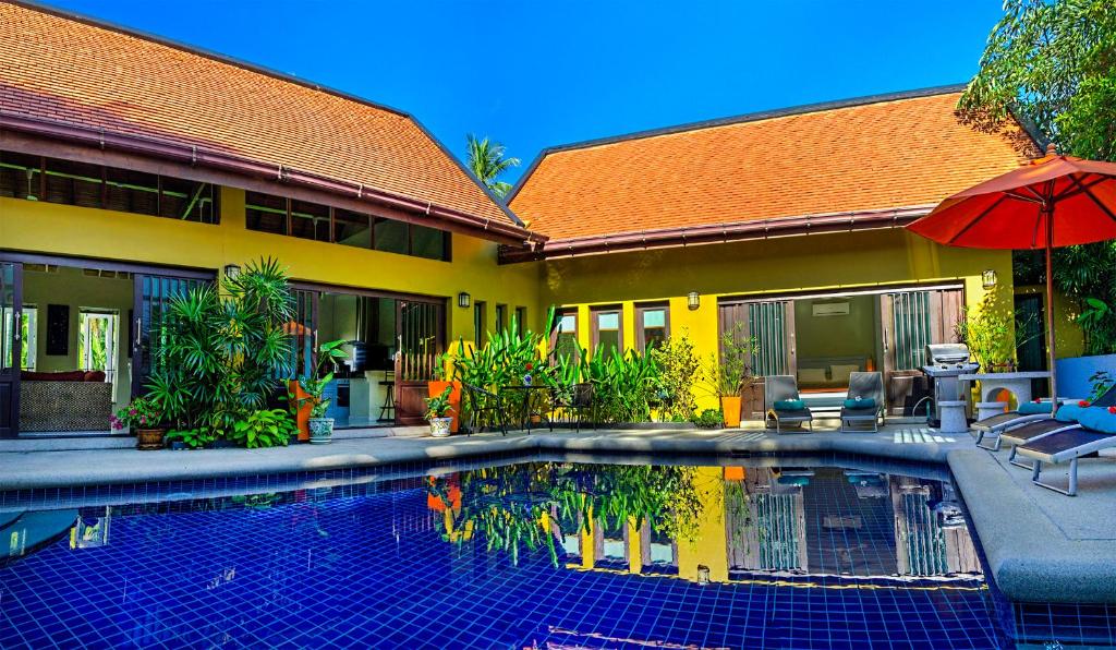 拉迈棕榈景观别墅的房屋前有游泳池的房子