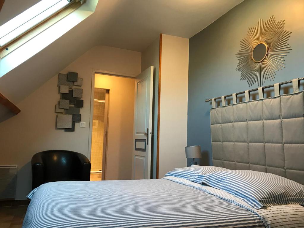 阿姆博斯金格酒店的卧室配有一张床,墙上设有一面阳光镜子