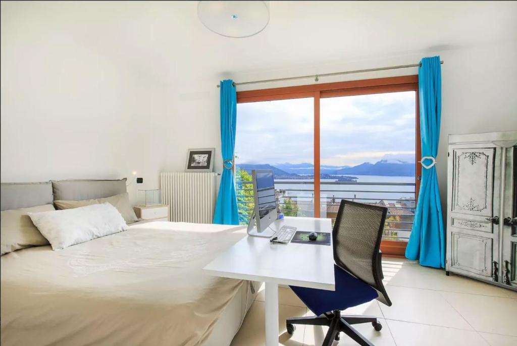 巴韦诺Armonie del Lago的一间卧室配有一张床、一张书桌和一个窗户。