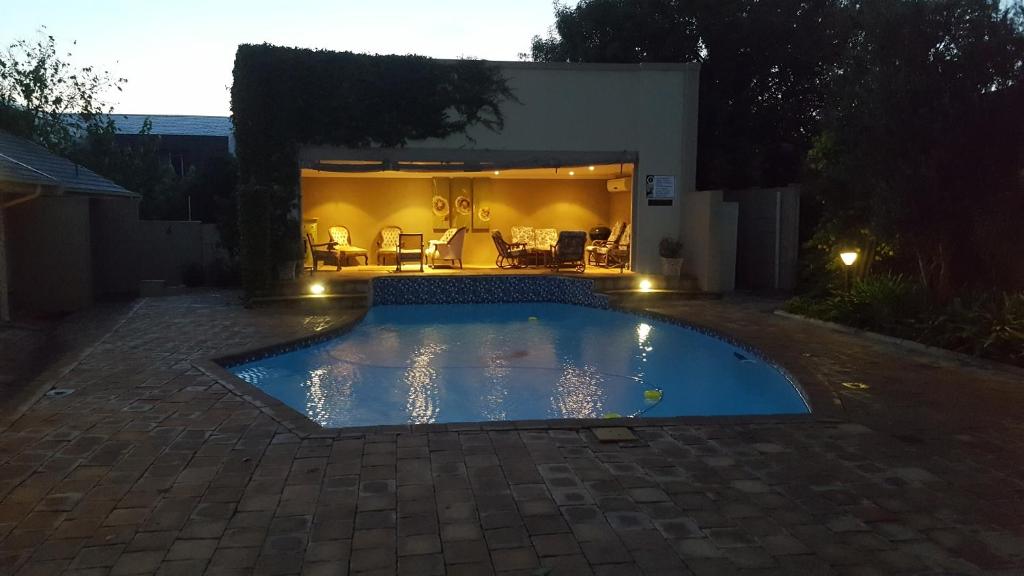 布隆方丹阿卡西亚住宿加早餐旅馆的后院的游泳池