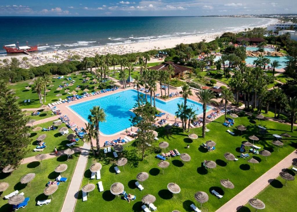 莫纳斯提尔Sahara Beach Aquapark Resort的享有度假胜地的空中景致,设有游泳池和海滩