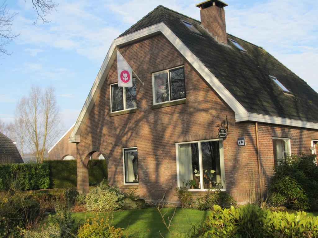 HollandscheveldBed & Breakfast "Bij de Trekgaten"的黑色屋顶的棕色房子