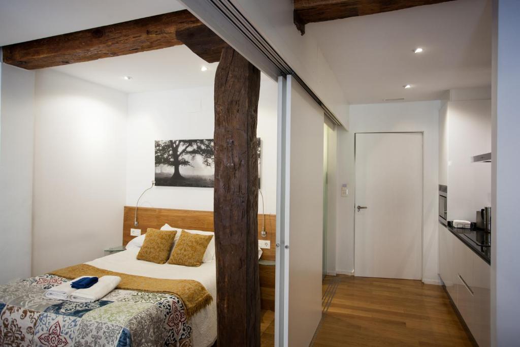 毕尔巴鄂巴普斯公寓的一间卧室配有一张带木杆的床