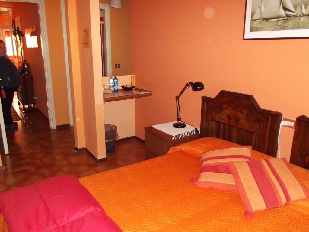 瓦伦纳奥瑞兹之家住宿加早餐旅馆的一间卧室配有一张床和一盏灯