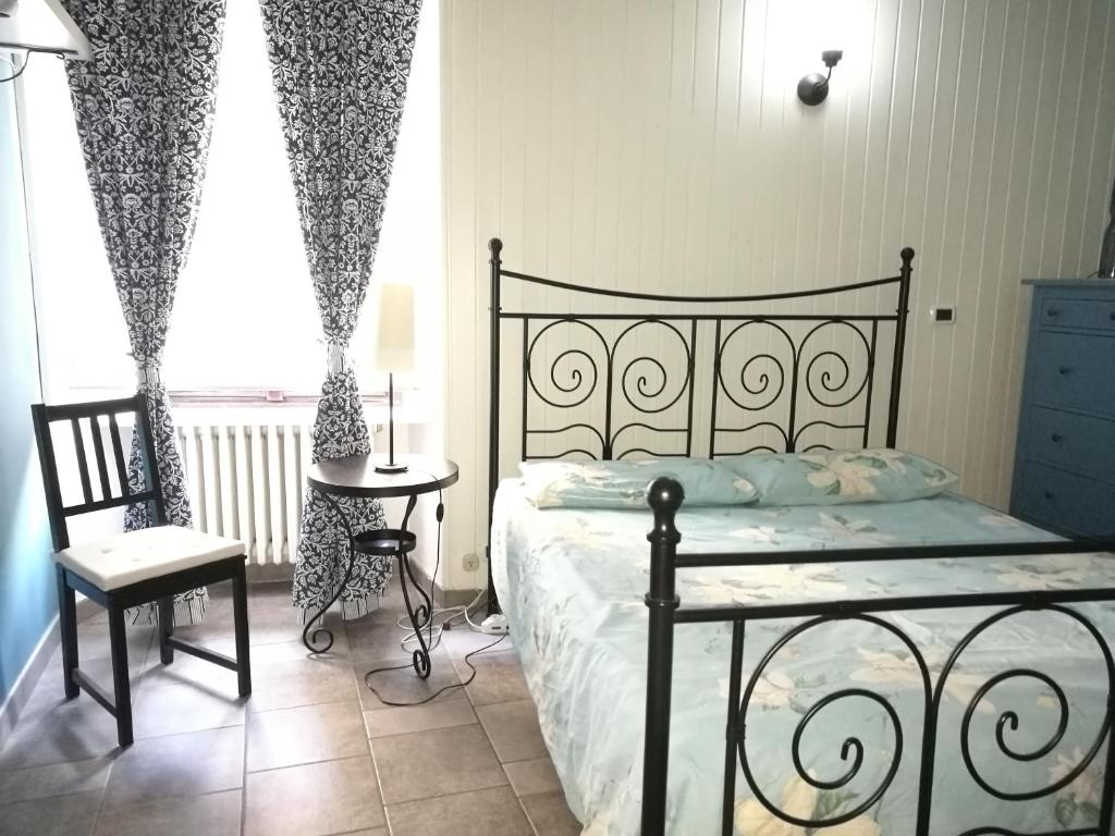 诺瓦拉戈雷皮公寓的一间卧室配有一张床、一张桌子和一个窗户。