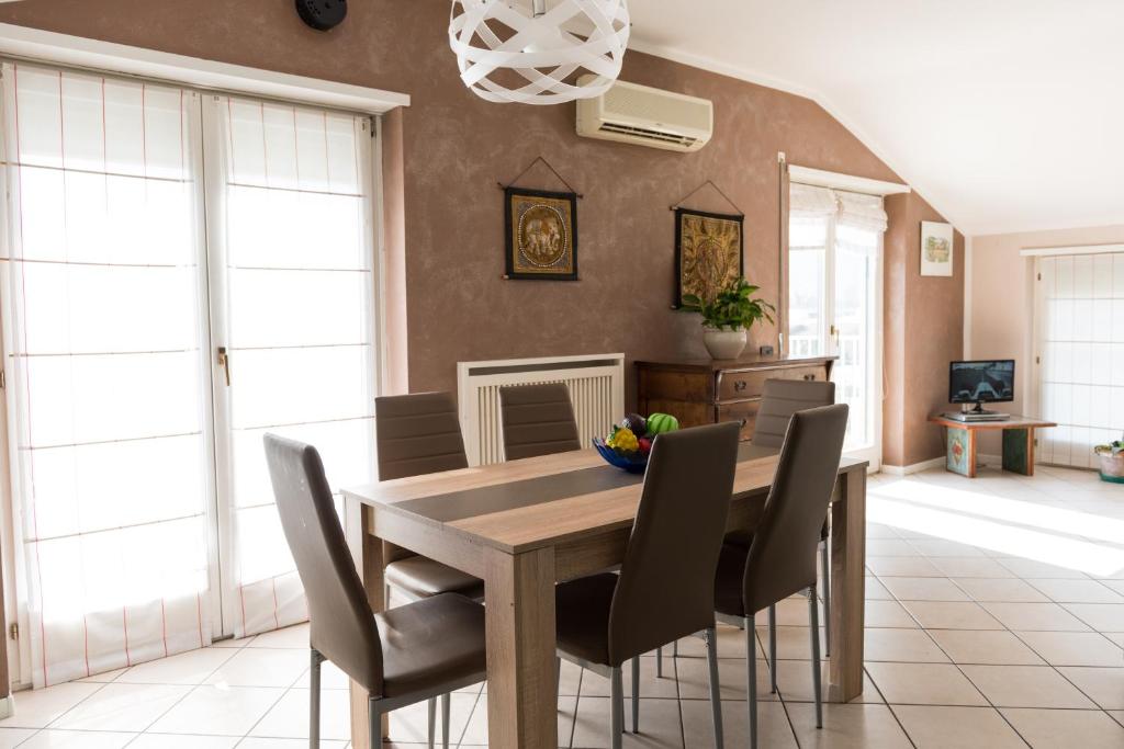 加尔达湖滨Residenza Airone的一间带木桌和椅子的用餐室