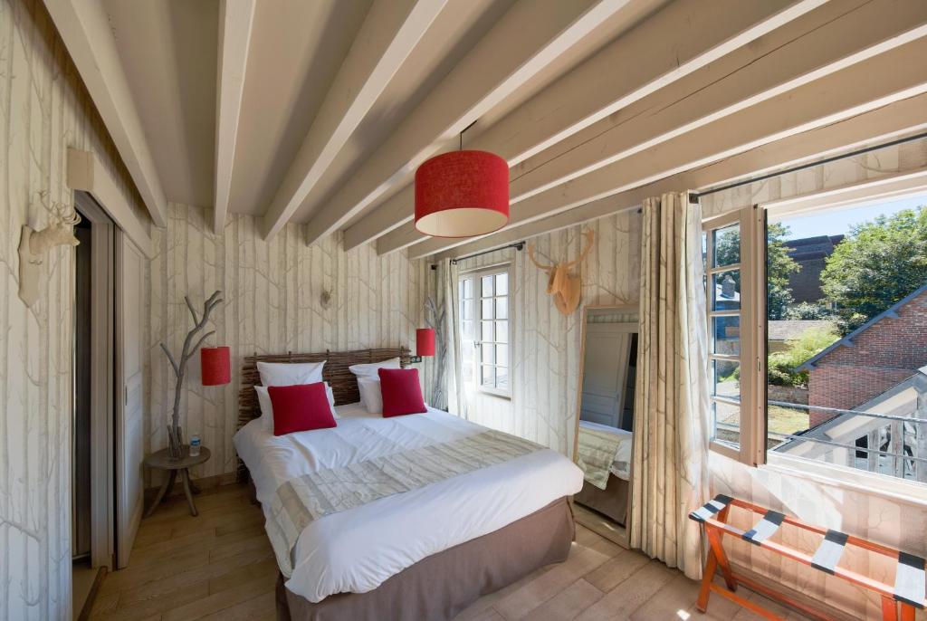 利翁拉福雷大赛尔夫和Spa酒店的一间卧室设有两张床和大窗户
