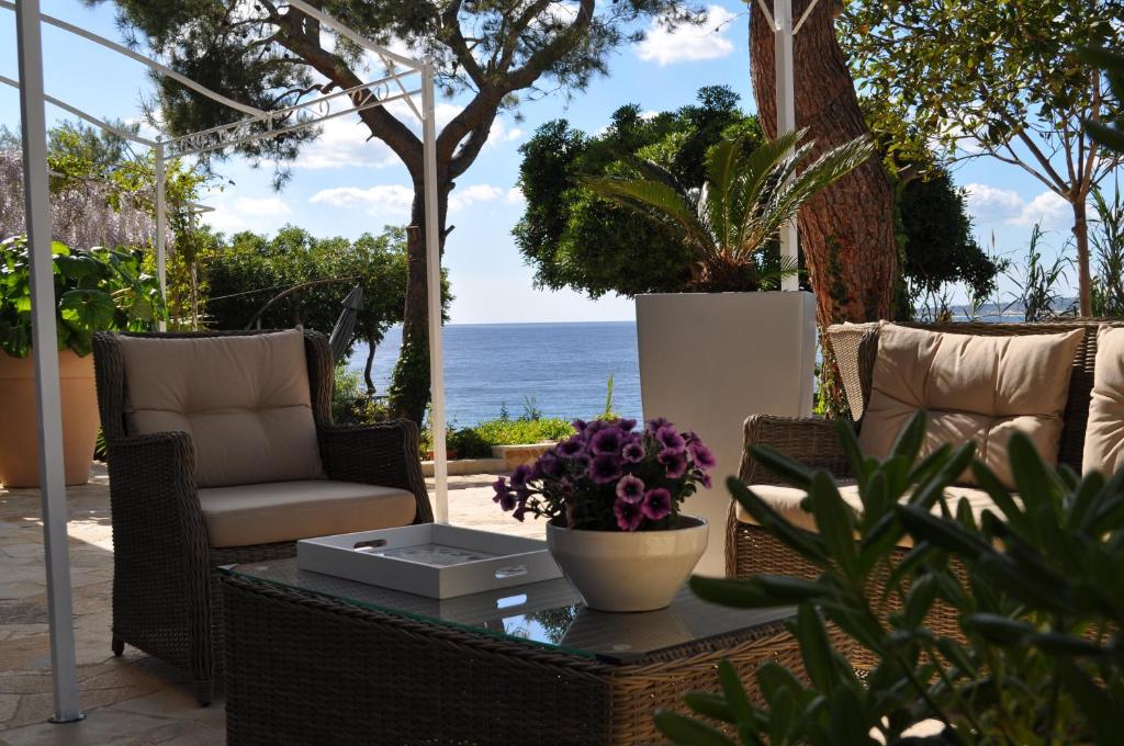 帕图B&B ViaDelMare的一个带桌椅的庭院和大海