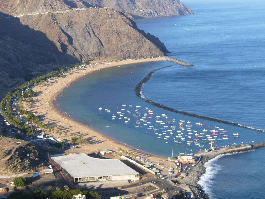 San AndrésCasa El Muellito的享有海滩的空中景色,在水中划船
