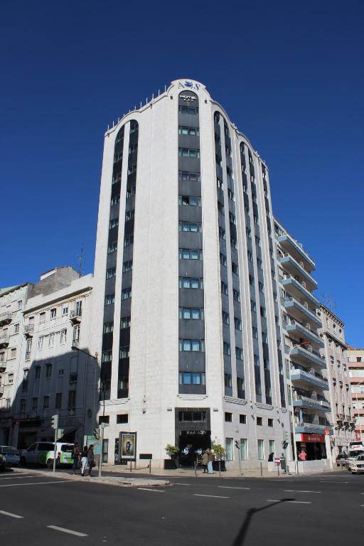 里斯本AS葡京酒店 的一条城市街道上高大的白色建筑
