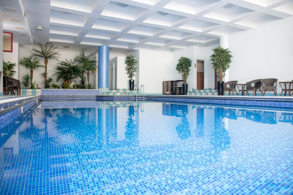 斯兰默多瓦Hotel Nemira的酒店内有一个蓝色的游泳池