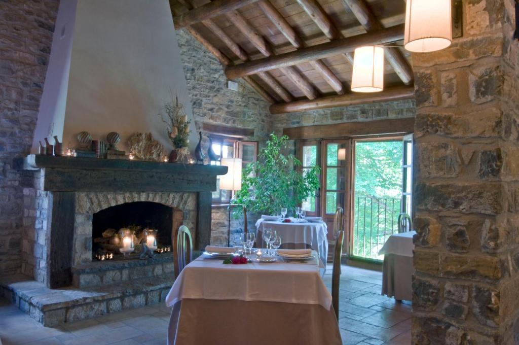 San Martín De Solana圣马丁之家酒店的客厅设有石制壁炉和桌子。