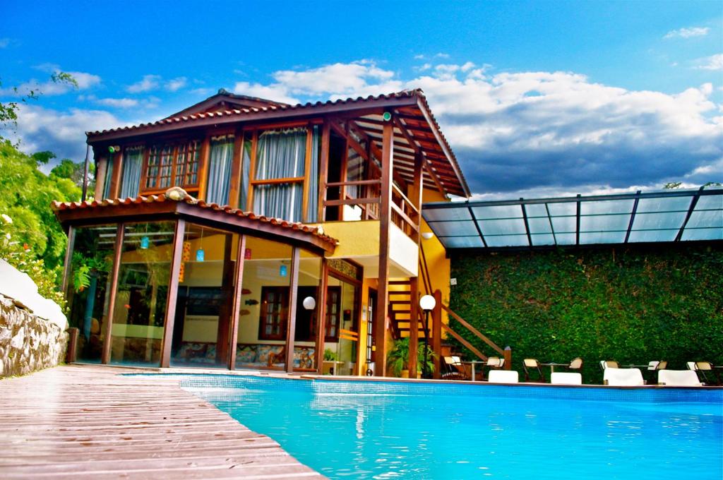 佩尼多Hotel Casa Encantada的房屋前有游泳池的房子