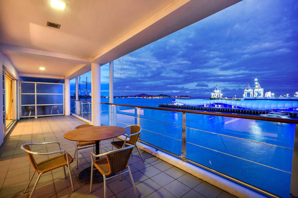 奥克兰QV Private Waterfront Apartment - Princes Wharf - 379的市景阳台配有桌椅。