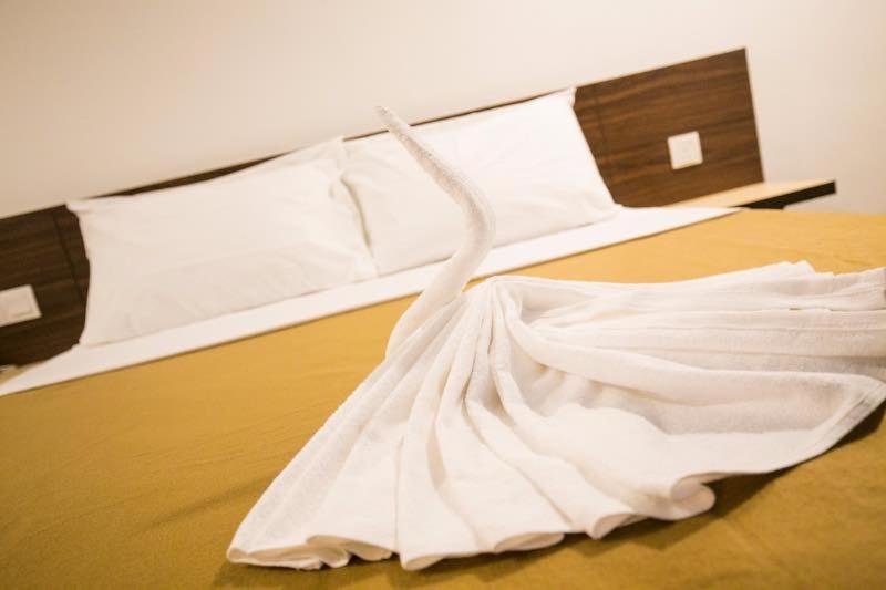 日得拉吉塔拉精品酒店的睡床上的白色连衣裙