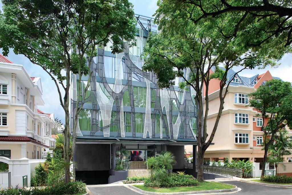 新加坡ST Residences Novena的树木繁茂的建筑的玻璃外墙