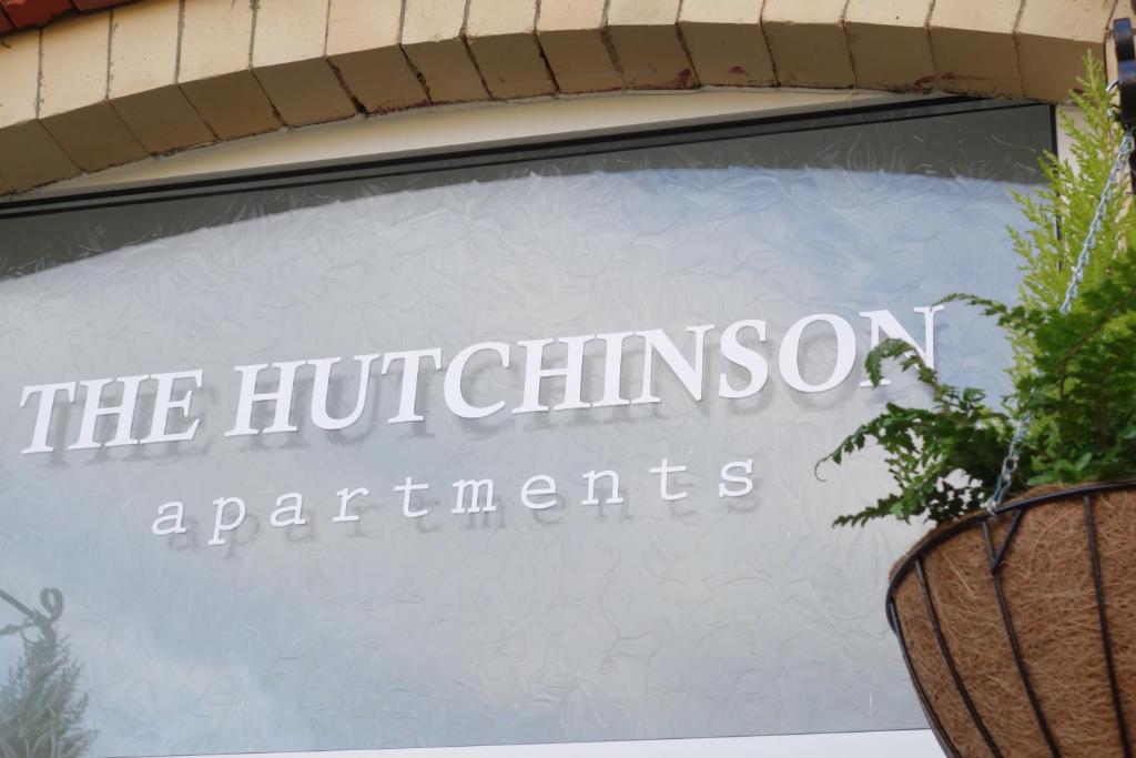 道格拉斯The Hutchinson Apartments的阅读荷伦斯坦公寓的窗户上的标志