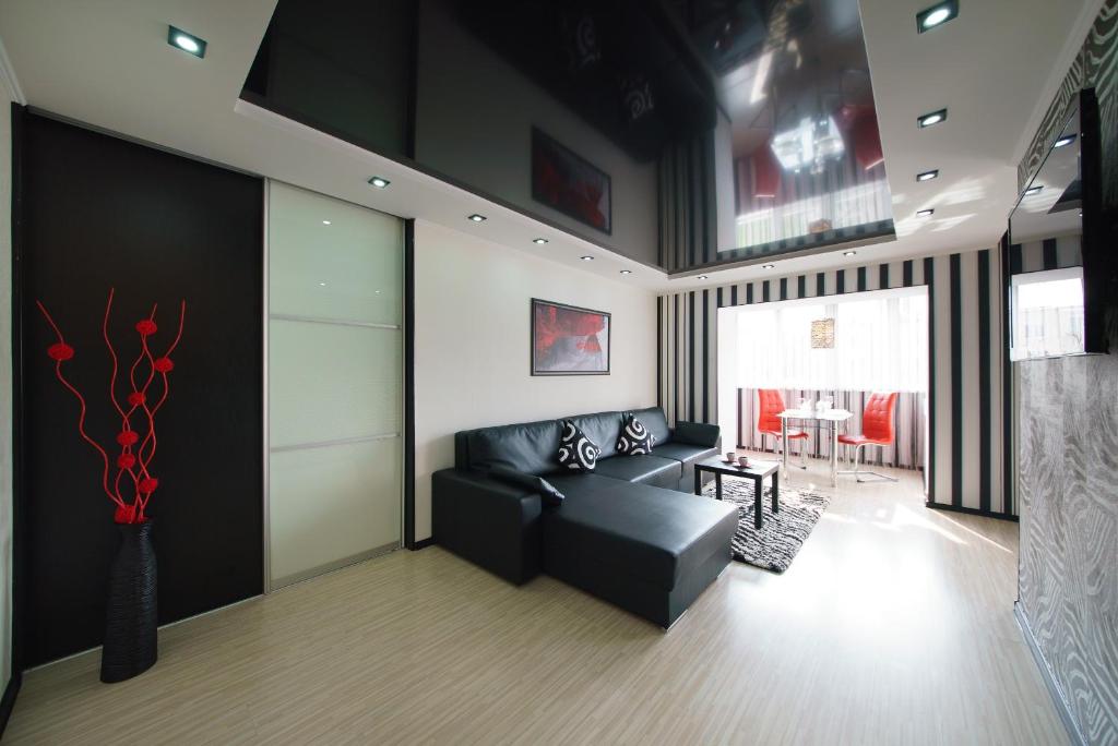 索利戈尔斯克PaulMarie Apartments on Zaslonova 4的客厅配有黑色沙发和桌子