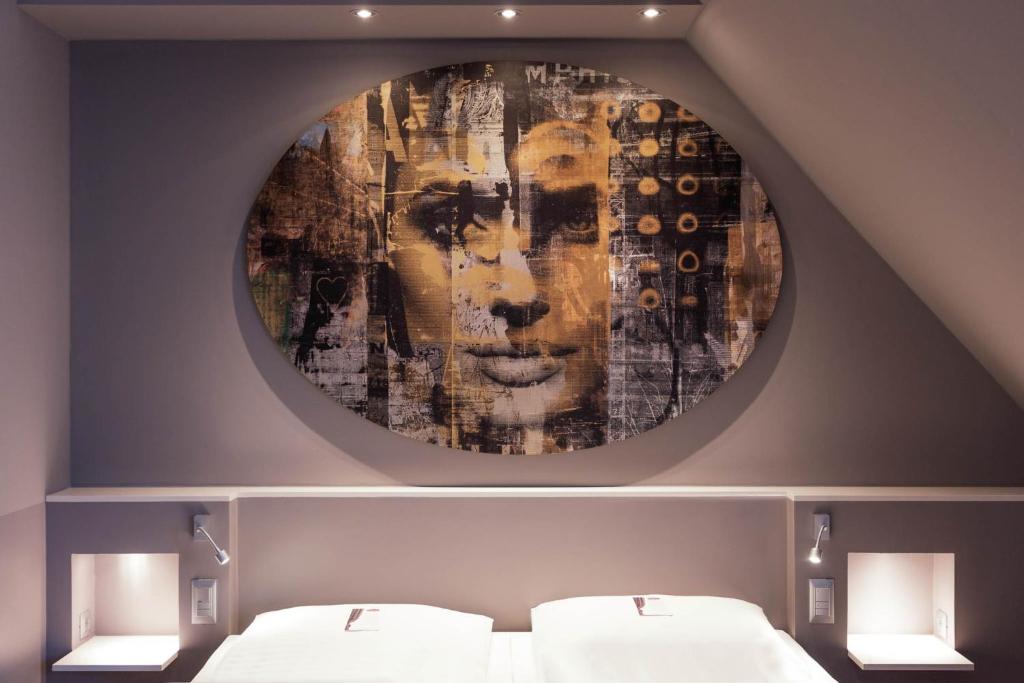 维也纳威赫绍夫酒店的墙上画画的房间里设有两张床