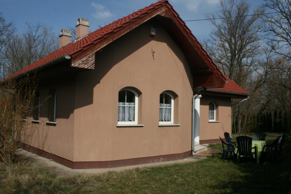 鲍洛托内瑟德Kápolnai nyaralóház的一间红色屋顶的小房子