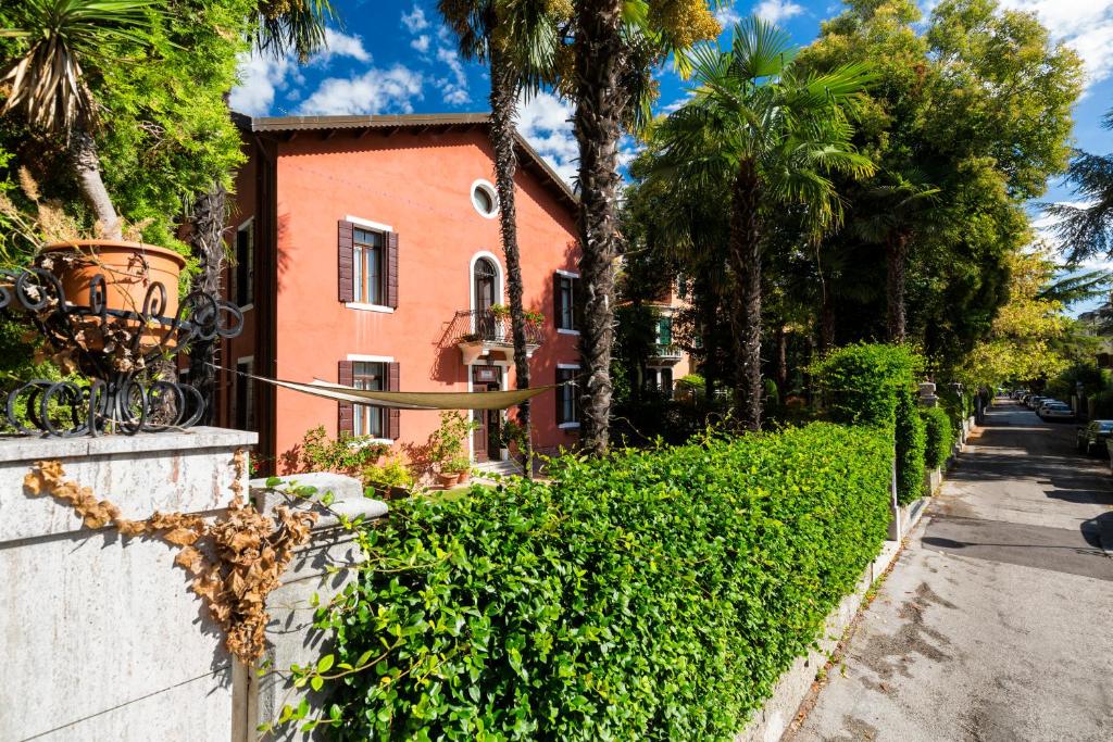 威尼斯丽都卡萨诺瓦别墅酒店的街道前有树 ⁇ 的房子