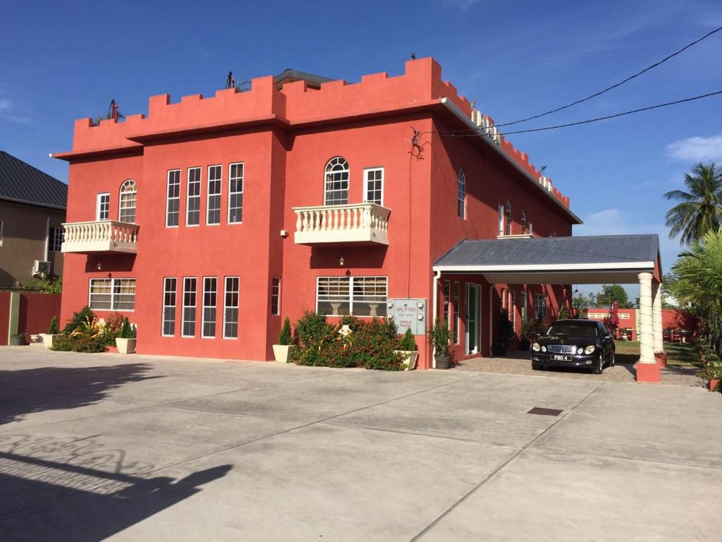 PiarcoMontecristo Inn的前面有一辆汽车停在红色的建筑