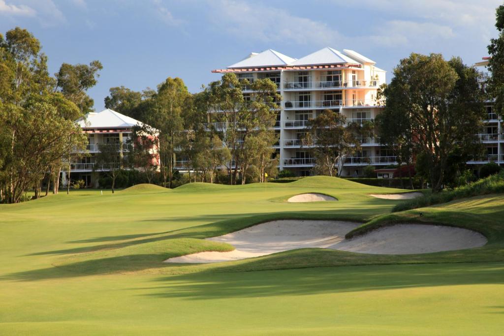 双水域木兰巷公寓酒店的享有度假村高尔夫球场的景致。