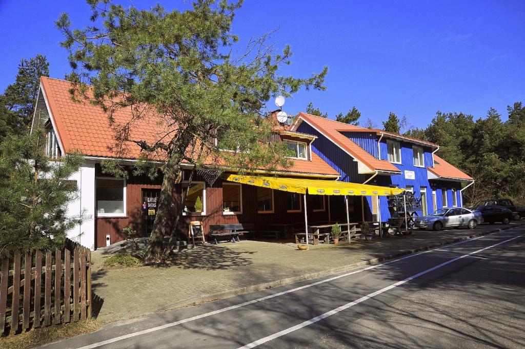 克莱佩达Pakrantė的一条蓝色的建筑,在街上有黄色遮阳篷