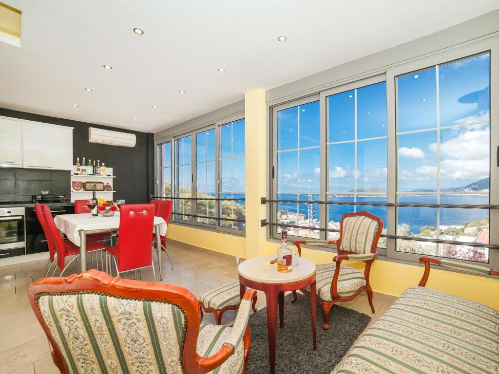 斯韦蒂·斯特凡Apartments Princess View的客厅配有桌椅和大窗户